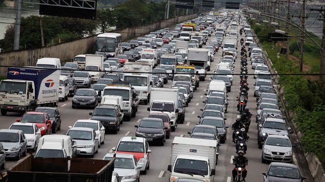 Trânsito congestionado na Marginal Pinheiros durante a manhã desta sexta feira, véspera do feriado de Carnaval