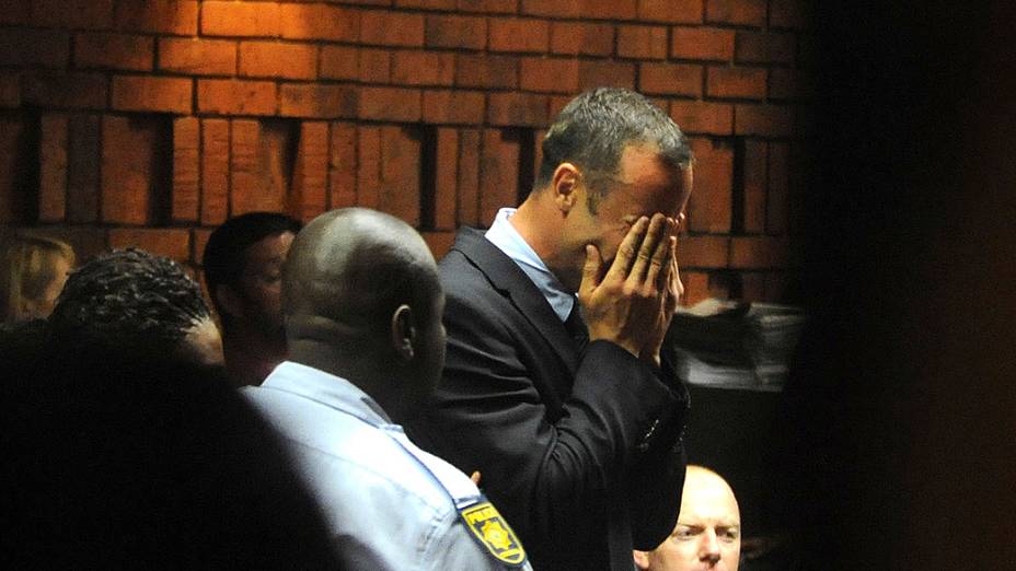 Acusado de homicídio premeditado, Oscar Pistorius chora. O velocista sul-africano Oscar Pistorius deverá responder a uma acusação de "homicídio premeditado", revelou nesta sexta-feira a Promotoria que trata do caso da morte da namorada do atleta, a modelo Reeva Steenkamp, de 30 anos