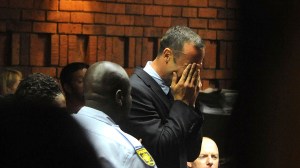 Acusado de 'homicídio premeditado', Oscar Pistorius chora. O velocista sul-africano Oscar Pistorius deverá responder a uma acusação de "homicídio premeditado", revelou nesta sexta-feira a Promotoria que trata do caso da morte da namorada do atleta, a modelo Reeva Steenkamp, de 30 anos
