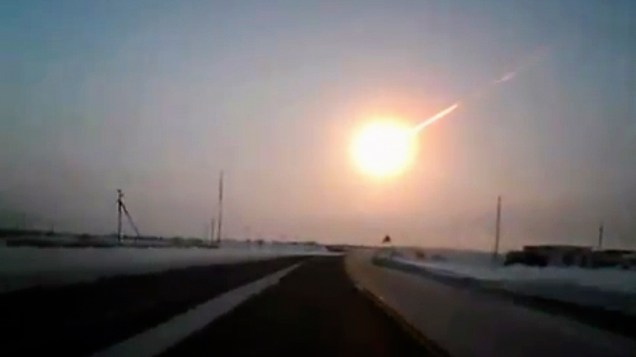 Cerca de 500 pessoas ficaram feridas, três delas com gravidade, depois que um meteoro caiu e se desintegrou sobre a região russa de Tcheliabinsk
