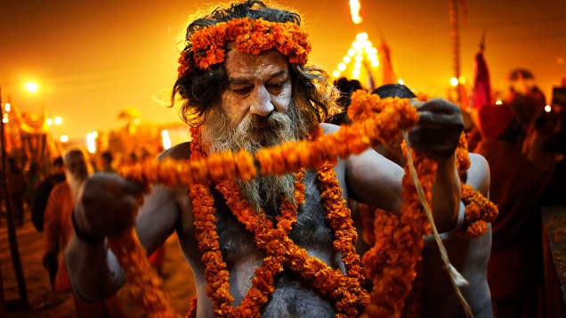 Os naga sadhus, homens sagrados do hinduísmo, participam de ritual à beira do rio Ganga, durante o festival Maha Kumbh, em Allahabad, na Índia, nesta sexta-feira (15)