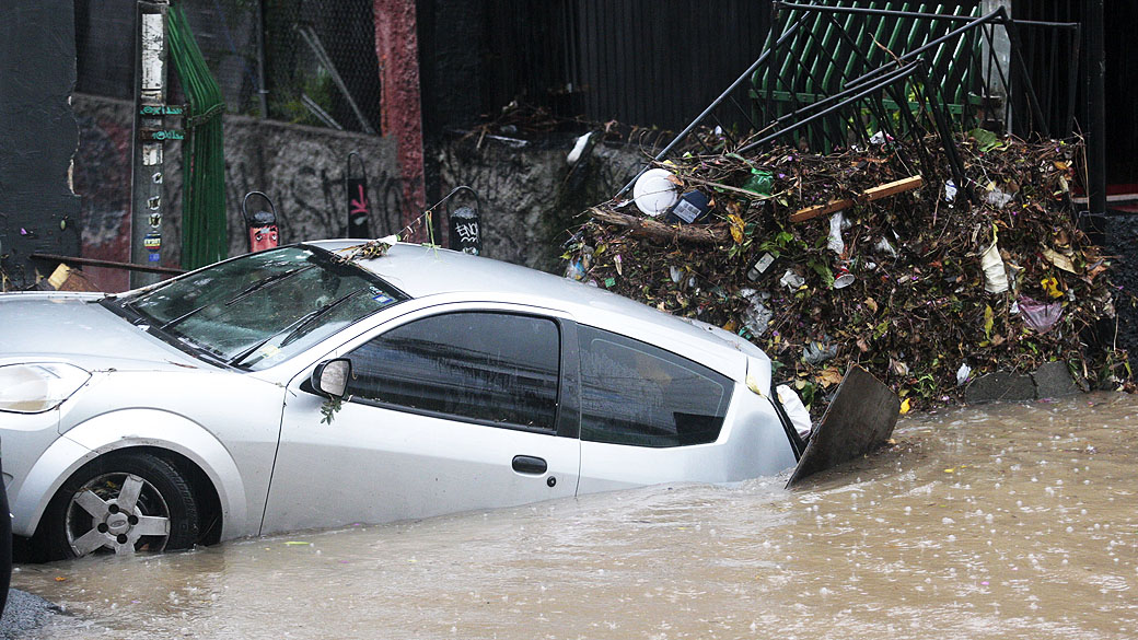 Veículo em alagamento, após forte chuva, na rua Harmonia, na Vila Madalena, zona oeste de São Paulo