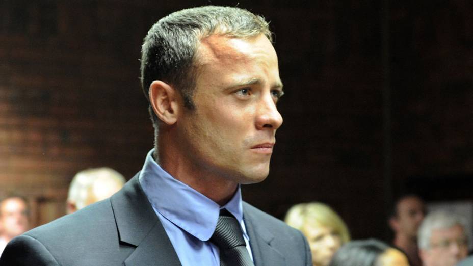 O velocista sul-africano Oscar Pistorius, acusado de homicídio premeditado, num tribunal de Pretoria