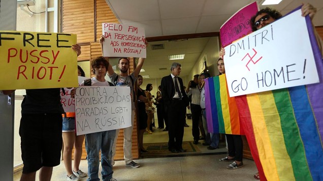 Estudantes da Universidade de Brasília durante protesto contra a perseguição de homossexuais e a proibição de paradas LGBT na Rússia, um dia antes da visita do presidente Dmitry Medvedev ao Distrito Federal