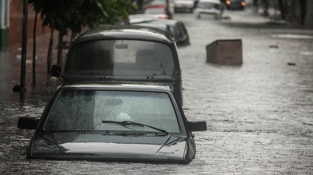 Forte chuva causa alagamento na rua Dr. Frederico Steidel, nesta terça-feira (19), no bairro de Santa Cecília, na região central de São Paulo
