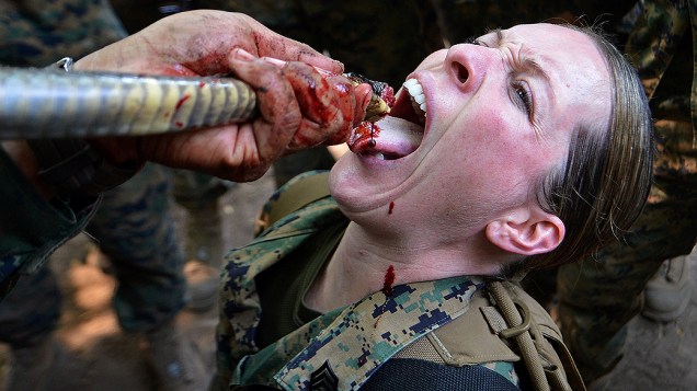 Soldado da marinha norte-americana bebe sangue de cobra durante exercício de sobrevivência na selva em exercício militar conjunto com o exército tailandês em base na província de Chon Buri, na Tailândia