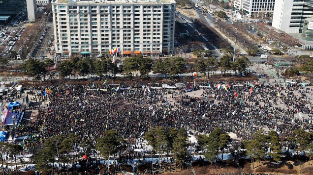 Milhares de taxistas protestam contra as novas políticas de transporte, em frente à Assembleia Nacional, em Seul (Coreia do Sul)