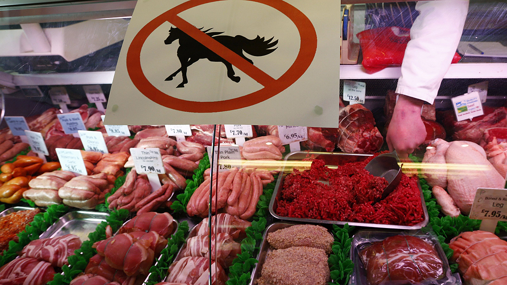 Cartaz indica ausência de carne de cavalo em açougue na região central da Inglaterra