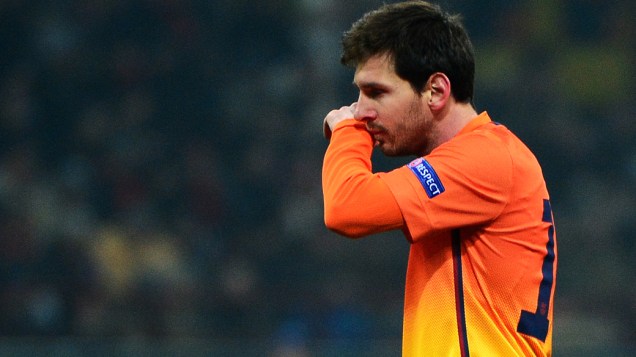 Lionel Messi do Barcelona deixa campo após a derrota para o Milan pela Liga dos Campeões da Europa