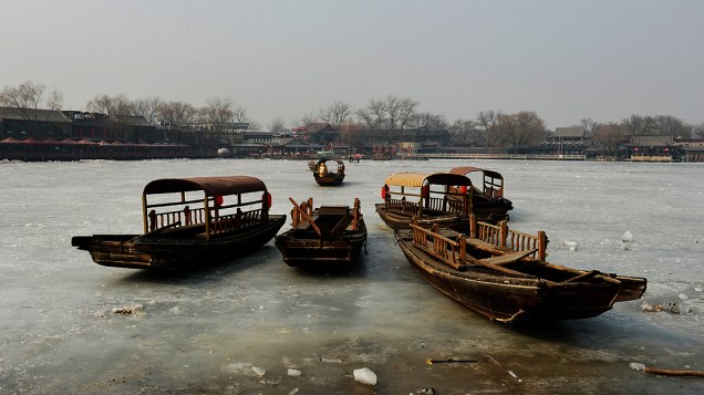 Barcos são vistos em lago congelado em Pequim, na China