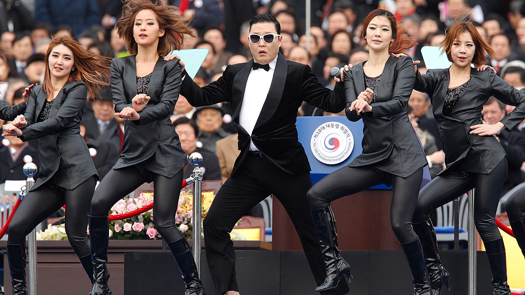 O cantor Psy se apresenta durante a cerimônia de posse da nova presidente da Coreia do Sul, Park Geun-hye, no Parlamento de Seul
