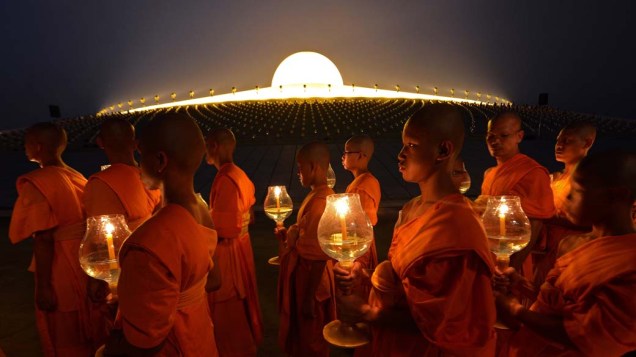 Monges budistas durante o feriado religioso Makha Bucha, na Taiândia