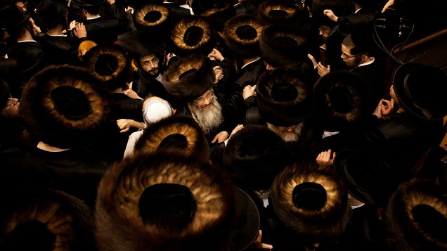 Dezenas de judeus ultra-ortodoxos se reúnem em um yeshiva, seminário de rabinos, durante as celebrações do Purim em Jerusalém, Israel