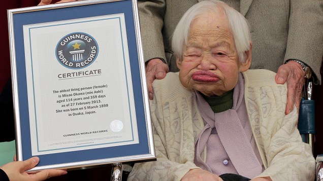 A japonesa Misao Okawa, 114, recebe o certificado de mulher mais velha do mundo pela representante do Guinness World Records no Japão