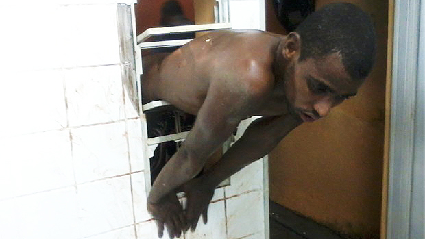 Um homem ficou entalado na janela de um posto de saúde na última madrugada, no bairro Sambra, em Jaboticabal (SP), a 350 quilômetros de São Paulo, ao tentar furtar um botijão de gás do local