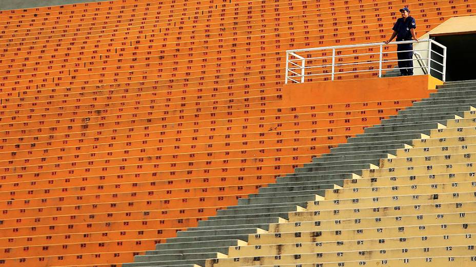 Segurança na arquibancada do Pacaembu vazio antes partida entre Corinthians e Millonarios (COL) pela Libertadores de América