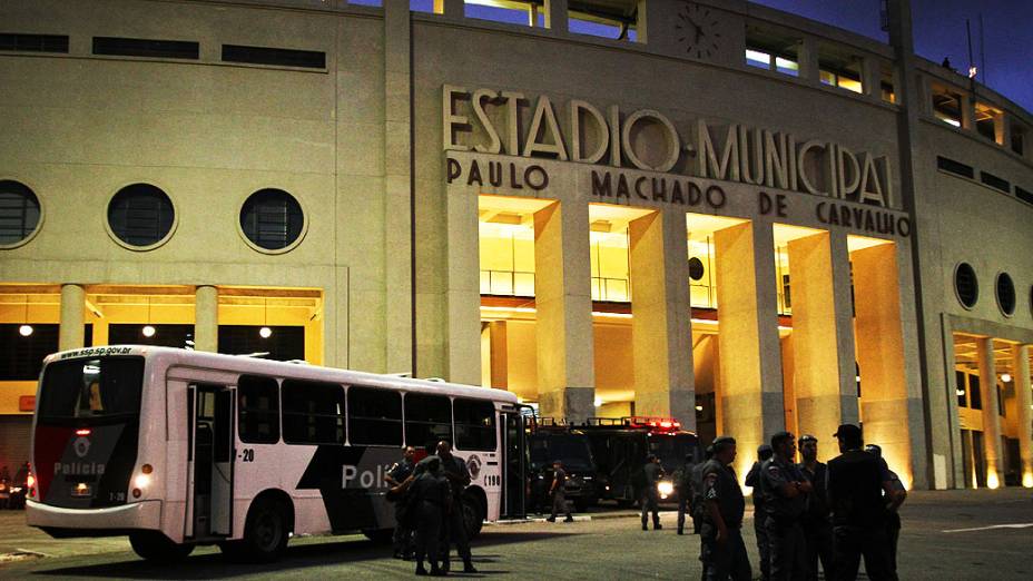 Policiais militares são vistos em frente ao Estádio do Pacaembu, antes da partida entre Corinthians e Millonarios (COL), válida pela fase de grupos da Copa Libertadores, em São Paulo, nesta quarta-feira (27)