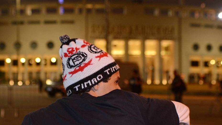 Torcedor do Corinthians em frente ao Estádio do Pacaembu, na noite desta quarta-feira (27) em São Paulo. O jogo do Corinthians e Millonarios da Colômbia válido pela Copa Libertadores da América 2013 será com portões fechados, sem a presença de torcedores