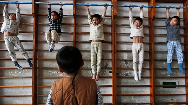 Crianças durante exercícios em uma escola de esportes em Jiaxing, na China