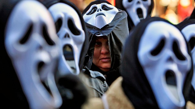 Manifestantes dos correios usam máscara durante protesto contra a gestão em Bucareste, Romênia
