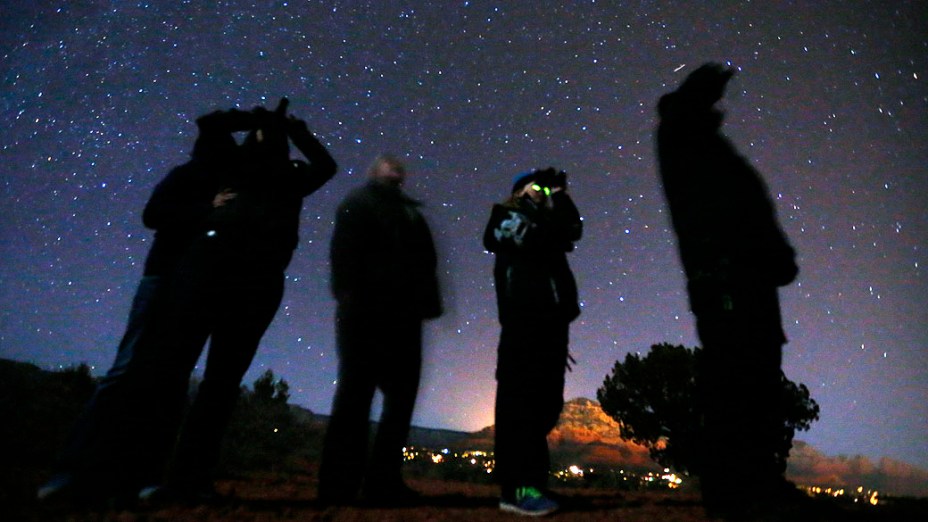Pessoas usam óculos de visão noturna para procurar OVNIs, no deserto do Arizona