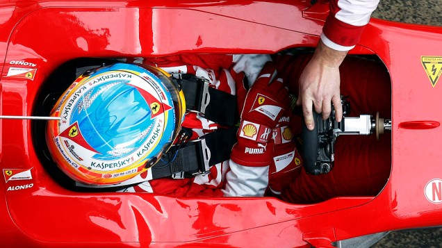 Piloto da Ferrari Fernando Alonso, se prepara para volta durante uma sessão de treinamento na pista do Circuito da Catalunha, em Montmeló, Espanha