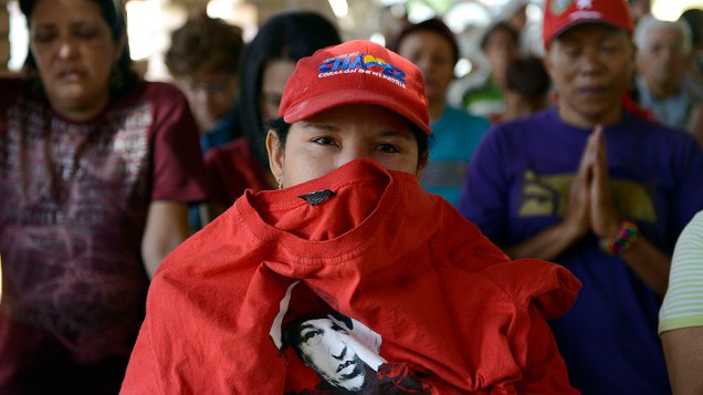 Seguidores rezam e choram pela saúde de Hugo Chávez em capela no hospital militar de Caracas, na Venezuela