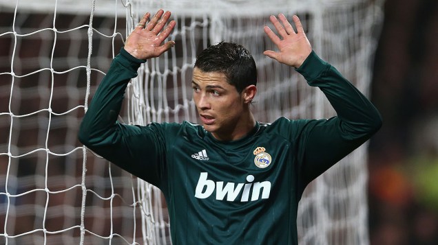Cristiano Ronaldo comemora gol do Real Madrid contra o Manchester United em jogo pela Liga dos Campeões nesta terça-feira (05)