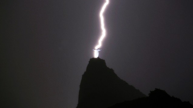 Raio cai próximo ao Cristo Redentor durante chuva na cidade do Rio de Janeiro