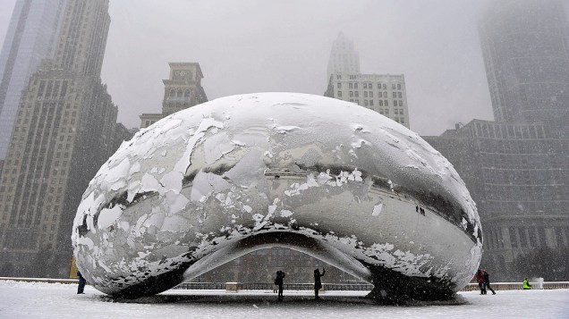 A Cloud Gate, mais conhecida como The Bean (O Feijão) é uma das atrações do Millenium Park e um dos cartões postais de Chicago, fica coberta de neve nesta terça-feira (5). Cerca 2600 voos foram cancelados por causa da pior nevasca deste inverno no país
