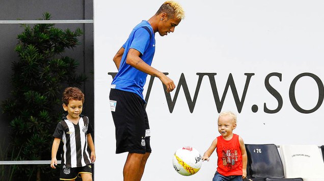 O atacante Neymar levou o filho David Lucca ao CT Rei Pelé nesta quarta-feira (06) e brincou com o menino depois do treino do Santos