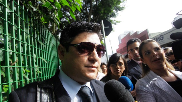 Marcio, irmão de Mércia Nakashima, chega para o primeiro dia de julgamento, no Fórum de Guarulhos, em 11/03/2013