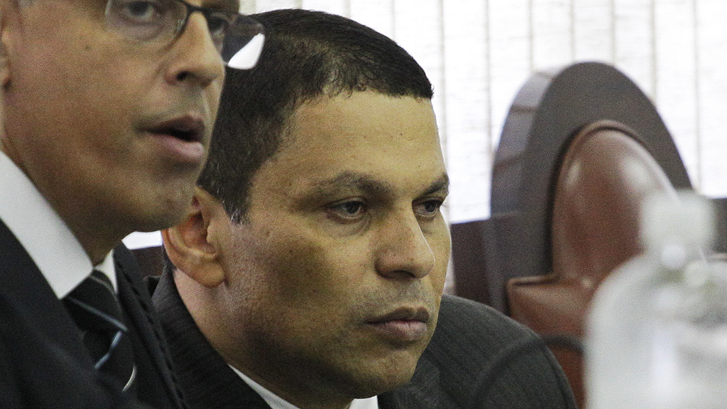 O ex-PM Mizael Bispo ao lado de seu advogado durante o primeiro dia de julgamento, no Fórum de Guarulhos