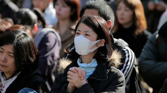 Centenas de pessoas fazem minuto de silêncio em parque de Tóquio (Japão), nesta segunda-feira (11), em homenagem às vítimas do terremoto e tsunami que atingiram o país há dois anos