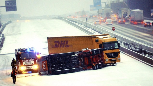 Neve provoca acidente em rodovia com dois caminhões e bloqueia via em Weiterstadt, na Alemanha