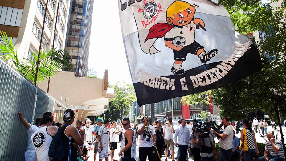 Torcidas uniformizadas do Corinthians protestam em frente ao Consulado da Bolívia, na avenida Paulista, contra a prisão de 12 torcedores após a partida contra o San José, em Oruro na Bolívia