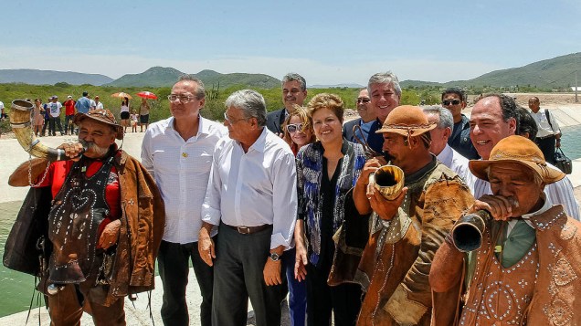 Presidente Dilma Rousseff posa para foto com sertanejos durante cerimônia alusiva à visita ao Canal do Sertão Alagoano, no município de Água Branca