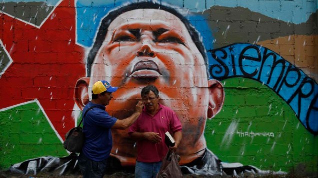 Venezuelanos falam ao telefone em Caracas