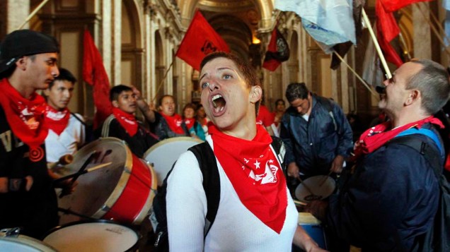 Manifestação dentro da Catedral de Buenos Aires por melhorias na educação, na Argentina