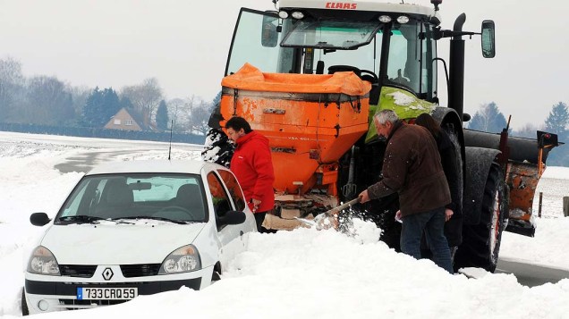 Tempestades de neve inesperadas para a época atingiram a Europa, incluindo Espanha e França causando transtornos em rodovias