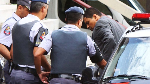O advogado e policial militar reformado, Mizael Bispo de Souza, chega em carro de polícia para o terceiro dia do seu julgamento no Fórum Criminal de Guarulhos, na Grande São Paulo, nesta quarta-feira (13)