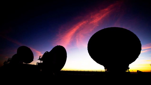 Conjunto gigante de radiotelescópios será inaugurado hoje no Chile. Parte das 66 antenas que compõem o radiotelescópio Alma, no deserto do Atacama, a 5.000 m de altitude