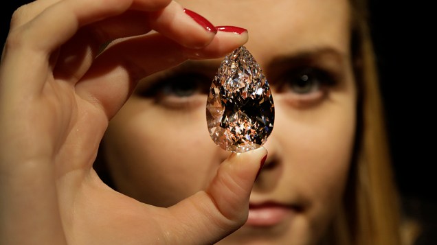 Funcionária de uma casa de leilão de Londres, no Reino Unido, exibe diamante de 101,73 quilates, nesta quarta-feira (13)