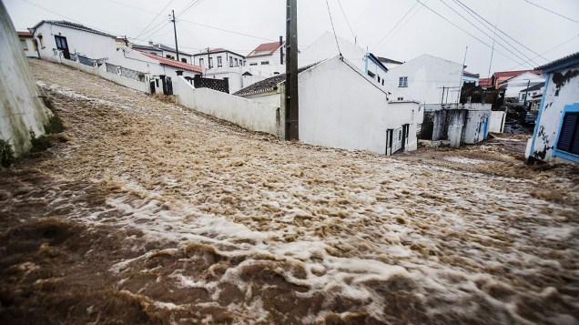 Chuva forte inunda as ruas de Porto Judeu em Angra do Heroísmo, na ilha Terceira, localizada no Arquipélago dos Açores, Portugal