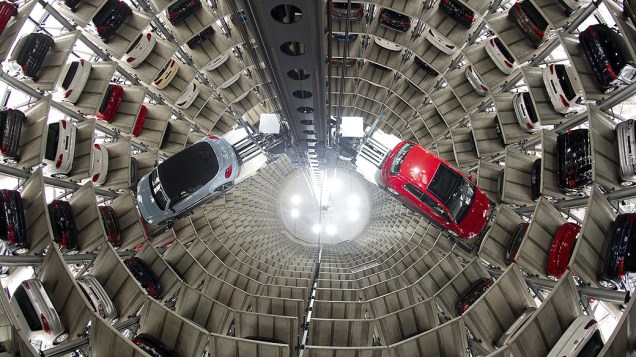 Estacionamento vertical com elevador automático usado pela Volkswagem para armazenar veículos em Wolfsburg, Alemanha