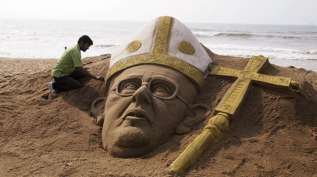 Sudarshan Pattnaik, faz escultura de areia do novo papa Francisco em praia perto de Bhubaneswar, Índia