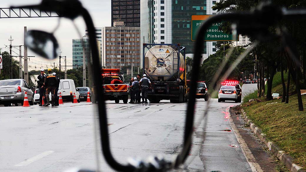 Acidente envolvendo caminhão e moto deixa o motociclista morto na madrugada desta sexta-feira (15), na Marginal Pinheiros, próximo a ponte Eusébio Matoso, sentido Castello Branco, zona oeste de São Paulo (SP)