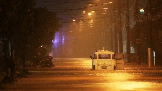 O temporal que atinge a cidade de Petrópolis, Região Serrana do Rio, causou o alagamento de grande parte do centro da cidade