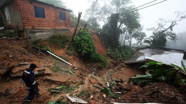 Chuvas provocam alagamentos, deslizamentos e mortes em Petrópolis no Rio