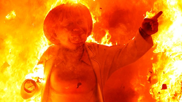 Uma figura semelhante à chanceler da Alemanha, Angela Merkel, foi queimada durante o final do festival de Fallas, que celebra a primavera e comemora o dia de São José em Valência, na Espanha